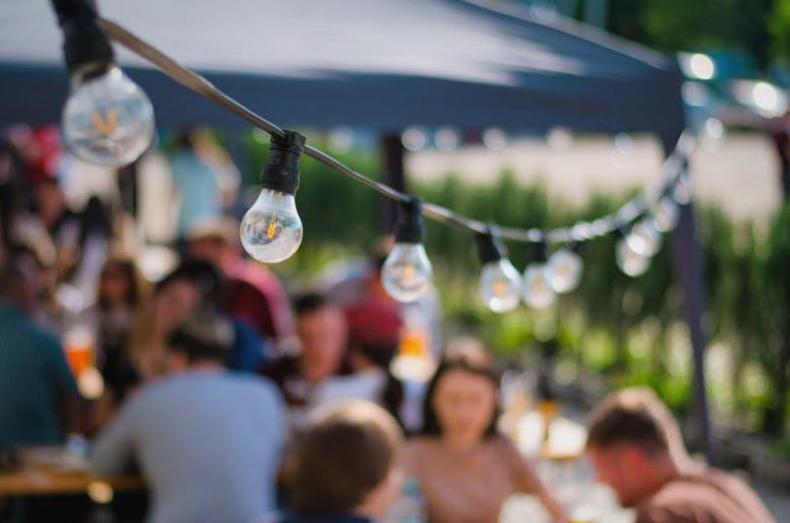 Wydarzenia biznesowe w pomieszczeniu oraz plenerowe – Jak przygotować dekoracje?