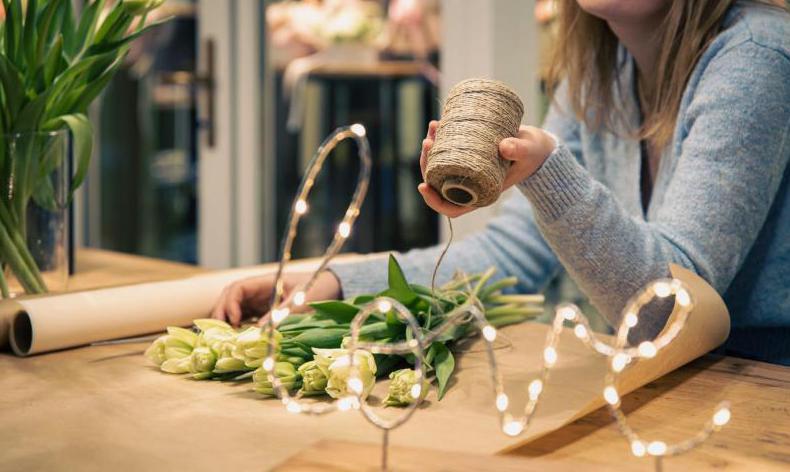 kobieta kwiaciarka robi bukiet tulipanów